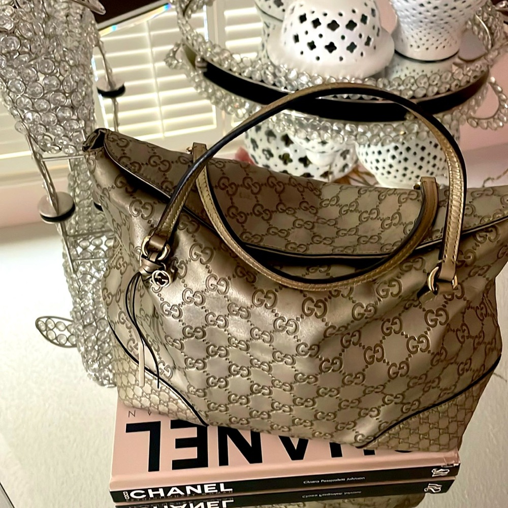 COPY - This is an authentic Gucci gold (matte) medium size purse in good condit…